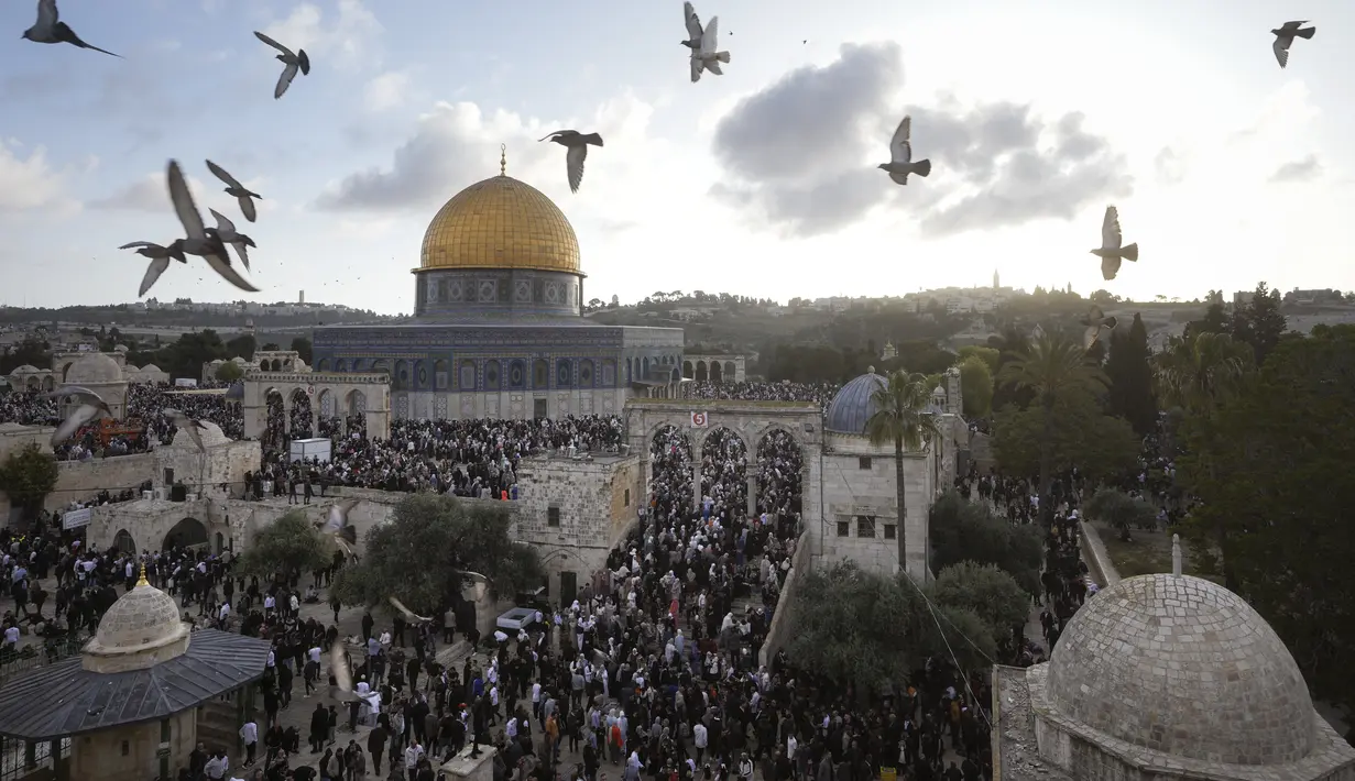 <p>Warga Palestina menghadiri perayaan hari raya Idul Fitri di Masjid Dome of the Rock di kompleks Masjid Al Aqsa di Kota Tua Yerusalem, Jumat, 21 April 2023. Hari raya tersebut menandai berakhirnya bulan suci Ramadhan, saat umat Islam yang taat berpuasa dari matahari terbit sampai terbenam. (AP Photo/Mahmoud Illean)</p>