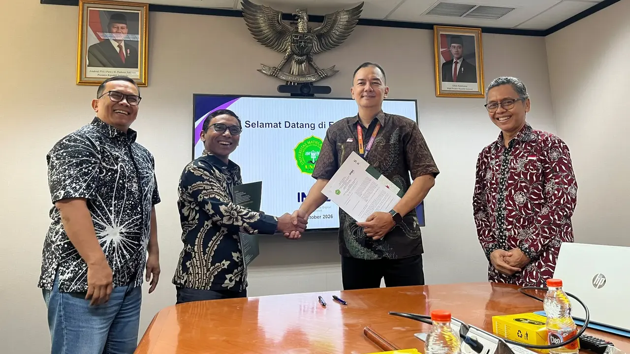 Rektor Institut Media Digital EMTEK Totok A. Soefijanto, Ed.D dan Dekan Fakultas Ilmu Komunikasi Institut Media Digital EMTEK Erwin Mulyadi, S.Si., M.I.Kom. bersama Rektor Universitas Mathla’ul Anwar Banten Prof. Dr. Andriansyah, M.Si