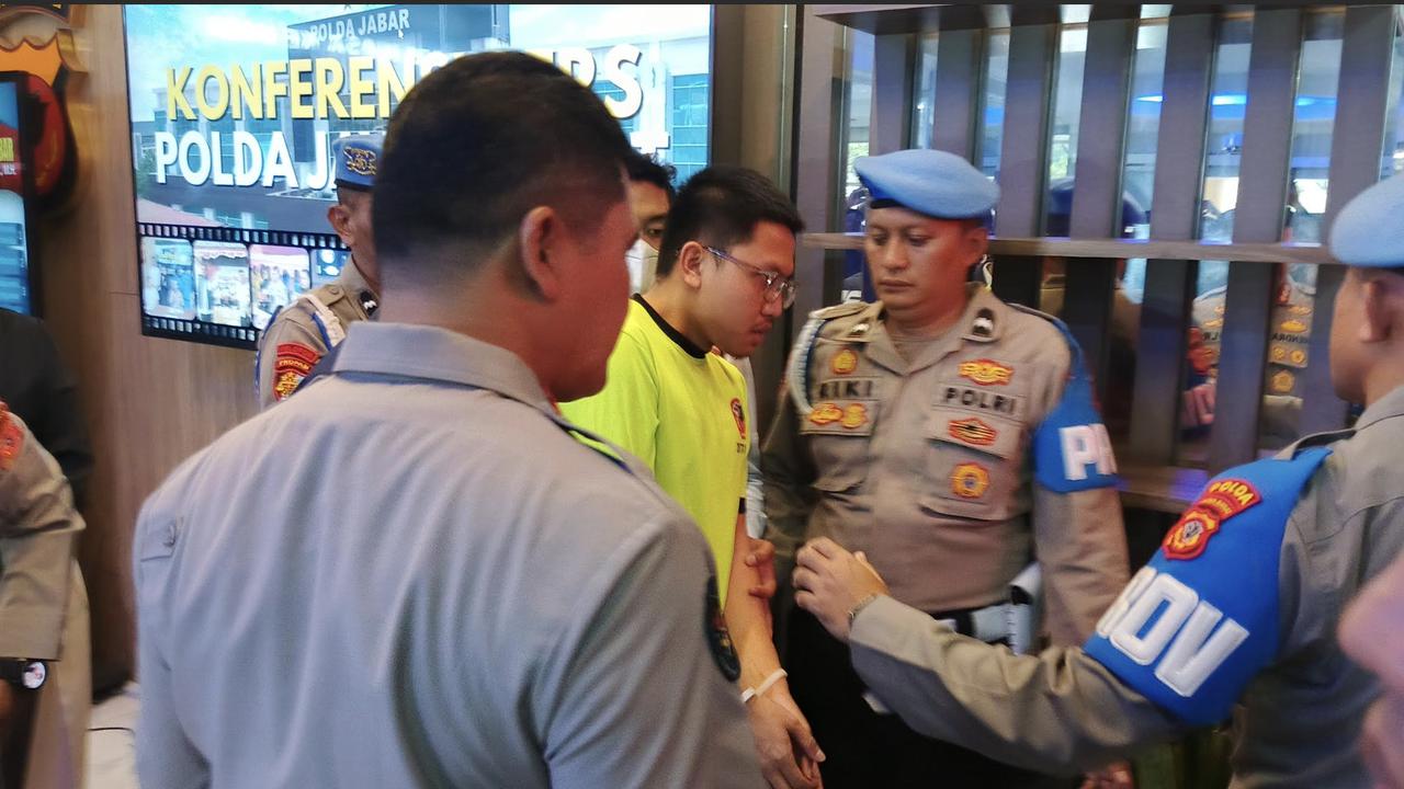 Usai Ditetapkan Tersangka, Ini Tampang Resbob Tertunduk Lesu Pakai Baju Tahanan Hijau Neon