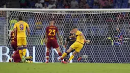 Pemain Fiorentina Nikola Milenkovic (tengah) mencetak gol ke gawang AS Roma pada pertandingan Serie A di Stadion Olimpiade Roma, Italia, Minggu (22/8/2021). AS Roma menang dengan skor 3-1. (AP Photo/Gregorio Borgia)