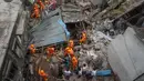 Tim penyelamat mencari korban di reruntuhan bangunan tempat tinggal tiga lantai di Bhiwandi, India, Senin (21/9/2020). Sepuluh orang tewas dan sekitar 25 lainnya dikhawatirkan masih terjebak setelah bangunan itu runtuh sebelum fajar saat para penghuni terlelap tidur.  (AP Photo/Praful Gangurde)