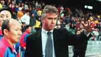 Guus Hiddink melatih Real Madrid pada musim 1998-1999. Setelah itu, Hiddink sukses dengan Timnas Korea Selatan, Rusia dan Australia serta tiga gelar juara Liga Belanda bersama PSV dan Piala FA bersama Chelsea. (AFP/SPORTASIA/Robyn Beck)