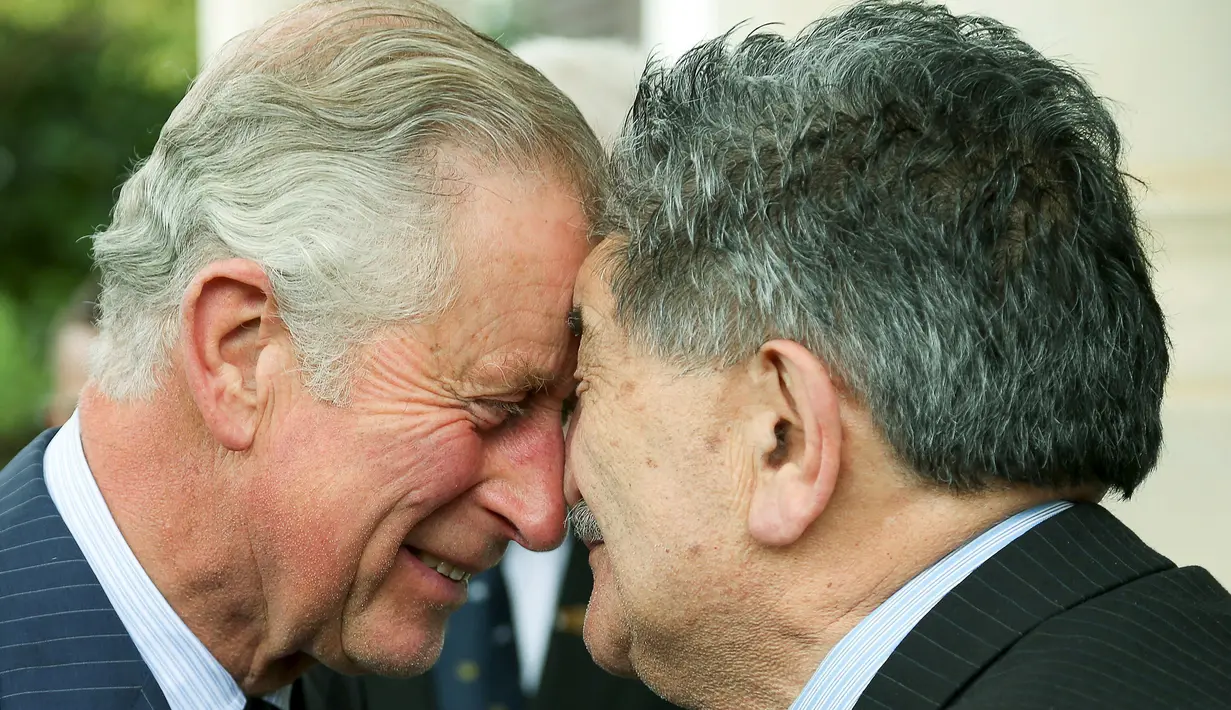 Pangeran Charles (kiri) disambut dengan Hongi di Government House in Wellington, Selandia Baru, (4/11/2015).  Pangeran Charles dan istri kedua Camilla memulai kunjungannya di Australia dan Selandia baru selama 12 hari. (REUTERS/Hagen Hopkins)