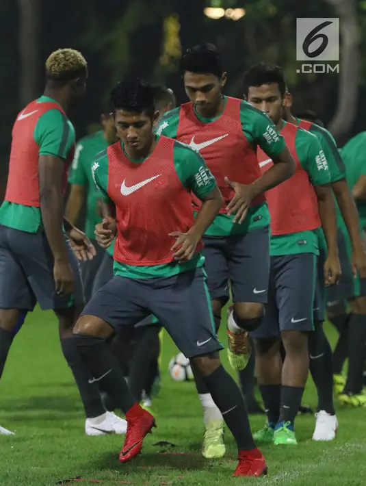 Pemain Timnas Indonesia U-23 melakukan pemanasan jelang latihan di Lapangan B Kompleks GBK, Jakarta, Rabu (30/5). Timnas Indonesia U-23 akan melakoni uji coba melawan Thailand U-23, 31 Mei dan 3 Juni. (Liputan6.com/Helmi Fithriansyah)