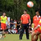 Pelatih Persija Jakarta, Stefano Cugurra Teco (kedua kiri) memimpin latihan di National Youth Training Centre, Sawangan, Depok, Selasa (24/1). Latihan ini bagian persiapan mengarungi kompetisi musim 2017. (Liputan6.com/Helmi Fithriansyah)  