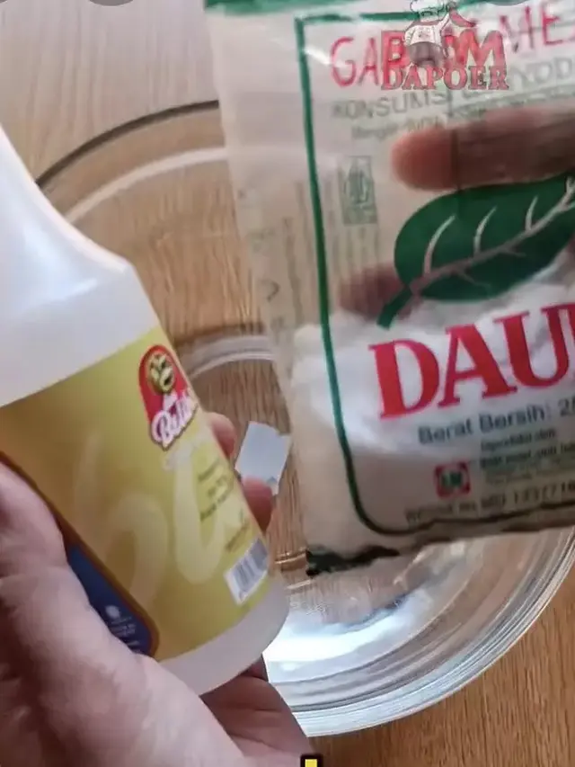 Campurkan Cuka dan Garam ke Dalam Air, Lalu Aduk Sampai Larut
