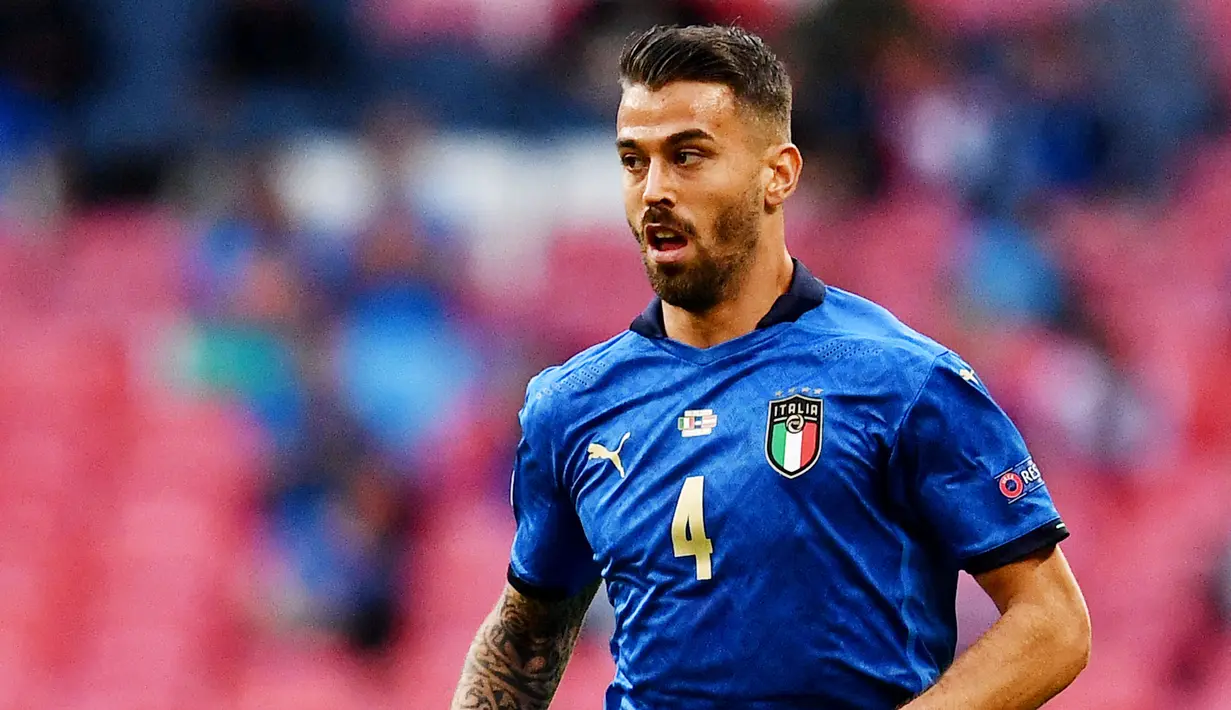Leonardo Spinazzola - Pemain yang berposisi sebagai wingback ini lagi-lagi menjadi sosok kunci permainan Italia. Pemain AS Roma itu begitu aktif membantu serangan dan sukses membuat assist penting untuk gol Chiesa. (AFP/Ben Stansall)