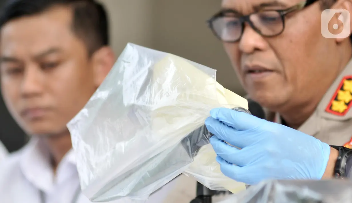 Kabid Humas Polda Metro Jaya Kombes Pol Argo Yuwono menunjukkan barang bukti kasus pembunuhan Rieke Andrianti di Mapolda Metro Jaya, Jakarta, Senin (11/11/2019). Polisi menyita barang bukti berupa pisau, selimut, dan pakaian. (merdeka.com/Iqbal Nugroho)