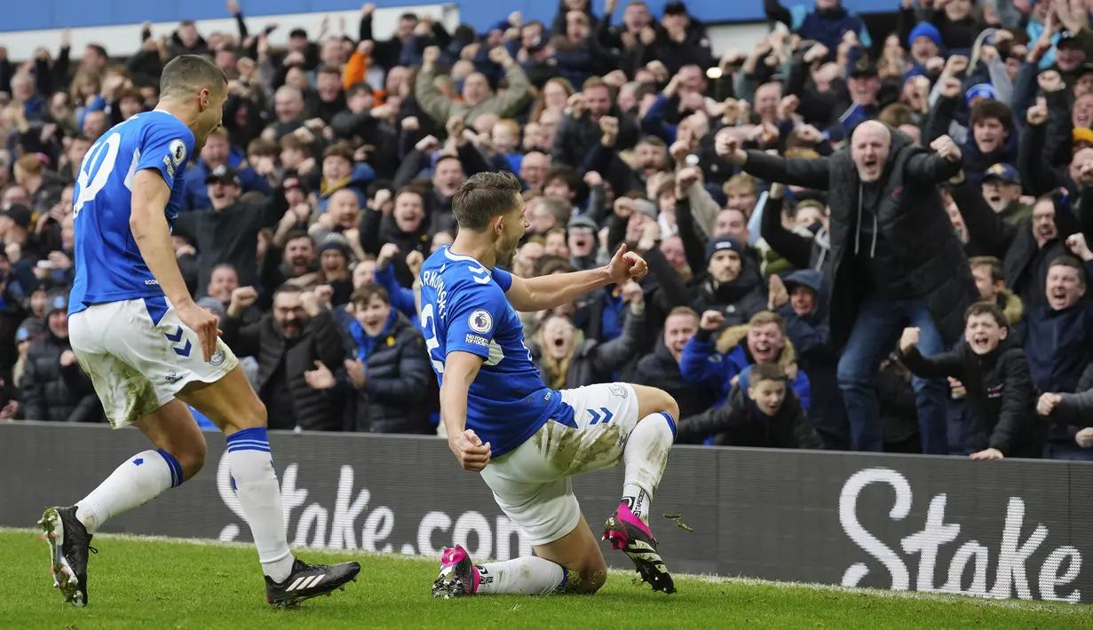 Bek tengah Everton, James Tarkowski melakukan selebrasi setelah mencetak gol ke gawang Arsenal dalam laga pekan ke-22 Liga Inggris 2022/2023 di Goodison Park, Liverpool, Sabtu (4/2/2023) malam WIB. (AP Photo/Jon Super)