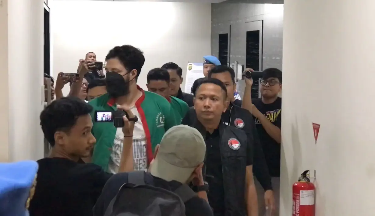 Polisi juga mengungkap barang bukti yang berhasil ditemukan saat Ammar Zoni ditangkap. "Diamankan beberapa barang bukti. Pertama 4 paket sabu dengan berat 4,36 gram, 1 paket daun ganja dengan berat 1,32 gram, kantong, kertas papir, satu timbangan elektronik serta satu unit HP," ujar Syahduddi. [Foto: KapanLagi.com/Dadan Eka Purnama]