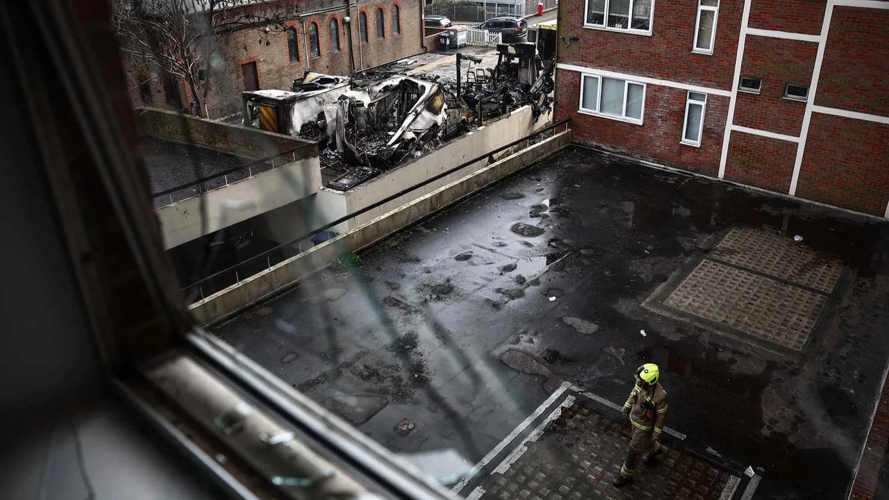 FOTO:  Ambulans Milik Komunitas Yahudi Dibakar di London Utara