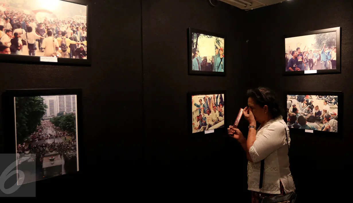 Pengunjung melihat foto dalam pameran fotografi, Jakarta, Senin (8/5). Pameran  menampilkan 500 foto aksi mahasiswa 1998, memorabila, diskusi, aksi instalasi dan pemutaran film-film yang berlangsung 6-15 Mei 2017. (Liputan6.com/Johan Tallo)