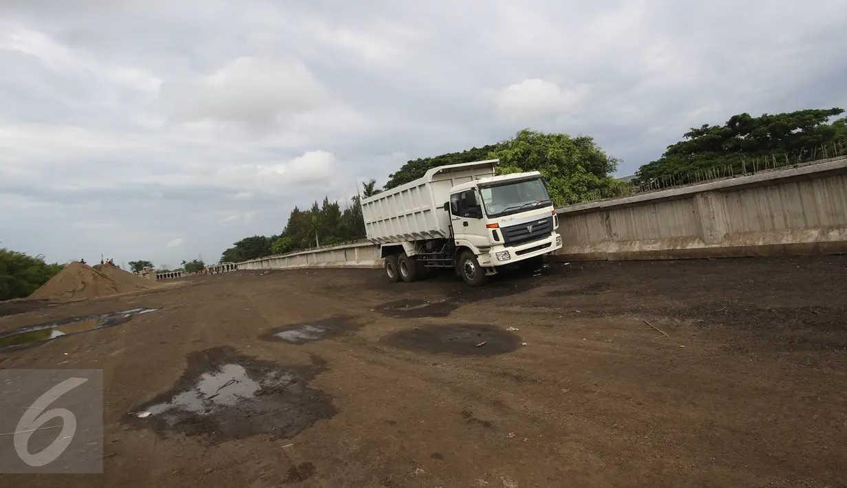 Kondisi lahan tempat yang akan dibangun Taman Bersih Manusiawi dan Wibawa (BMW) di Jakarta Utara, Selasa (7/3). Tempat tersebut akan menjadi markas Persija Jakarta dan Persatuan Sepakbola Seluruh Indonesia (PSSI). (Liputan6.com/Immanuel Antonius)