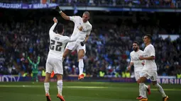 Pemain Real Madrid, Pepe merayakan gol bersama rekan-rekannya saat Real Madrid Melawan Celta de Vigo pada lanjutan La Liga Spanyol di Stadion Santiago Bernabeu , Madrid, Sabtu (5/3/2016).  (REUTERS/Susana Vera)