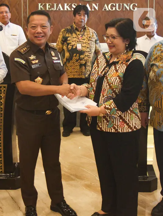 BPKP menyerahkan hasil perhitungan kerugian negara terkait kasus tindak pidana korupsi timah kepada Kejaksaan Agung pada hari ini, Rabu (29/5/2024). (merdeka.com/Arie Basuki)