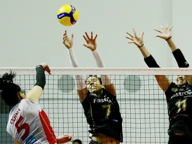 Pemain Jakarta Pertamina Fastron berusaha menghadang bola pukulan pemain Jakarta Elektrik PLN, Odina Zayniddinovva, pada laga PLN Mobile Proliga 2022 di Padepokan Voli Jenderal Polisi Kunarto, Sentul, Minggu (161/ 2022). (Bola.com/M Iqbal Ichsan)