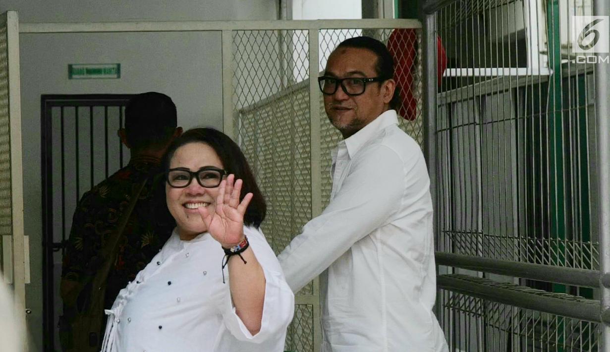 Pelawak Tri Retno Prayudati atau Nunung Srimulat dan suaminya July Jan Sambiran menuju ruang tahanan sebelum menjalani sidang perdana di PN Jakarta Selatan, Rabu (2/10/2019). Nunung dan July Jan Sambiran akan mendengar pembacaan dakwaan oleh Jaksa Penuntut Umum. (Liputan6.com/Herman Zakharia)