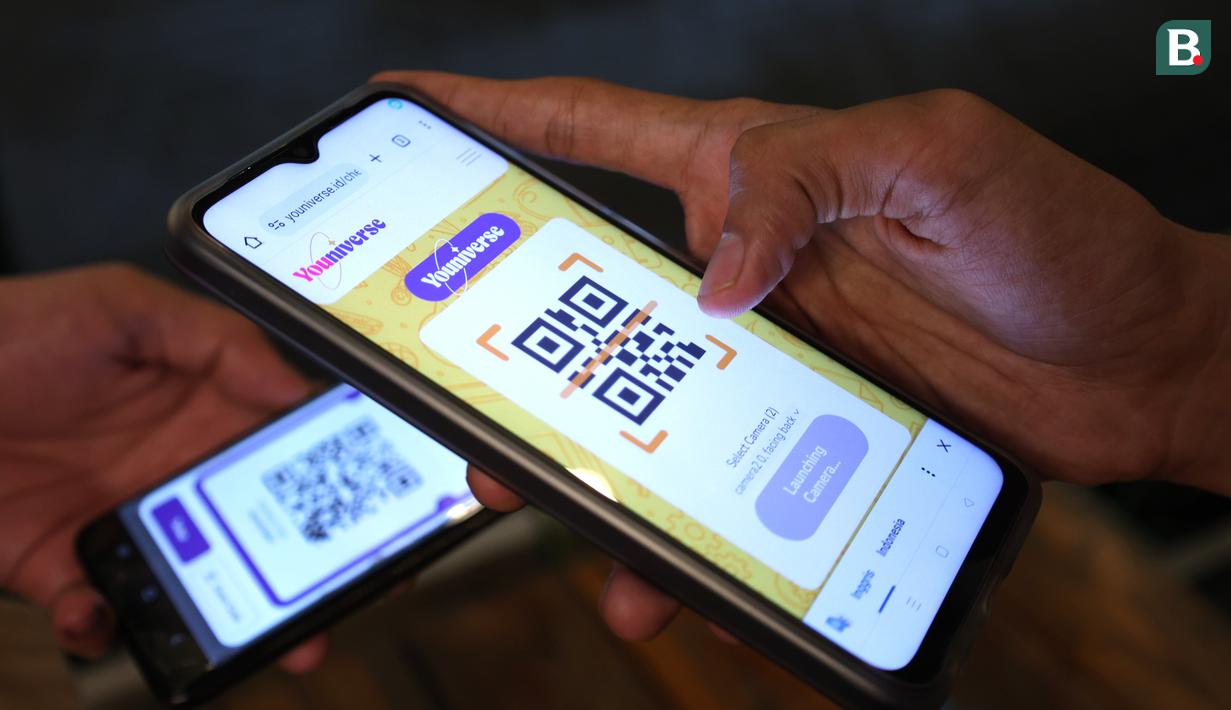 Pengunjung melakukan scan barcode untuk masuk sekaligus mengikuti acara Roaring Night Burnley vs Arsenal di Triboon Hub, Jakarta Selatan. (Bola.com/M Iqbal Ichsan)