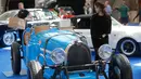 Seorang pengunjung melihat mobil Teal Jenis Bugatti dalam lelang Coys di London, Inggris (11/4). Mobil ini diperkirakan dilelang seharga 32,000-40,000 Euro. (AP Photo / Frank Augstein)