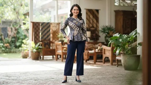 Blus Batik Peplum yang Feminin