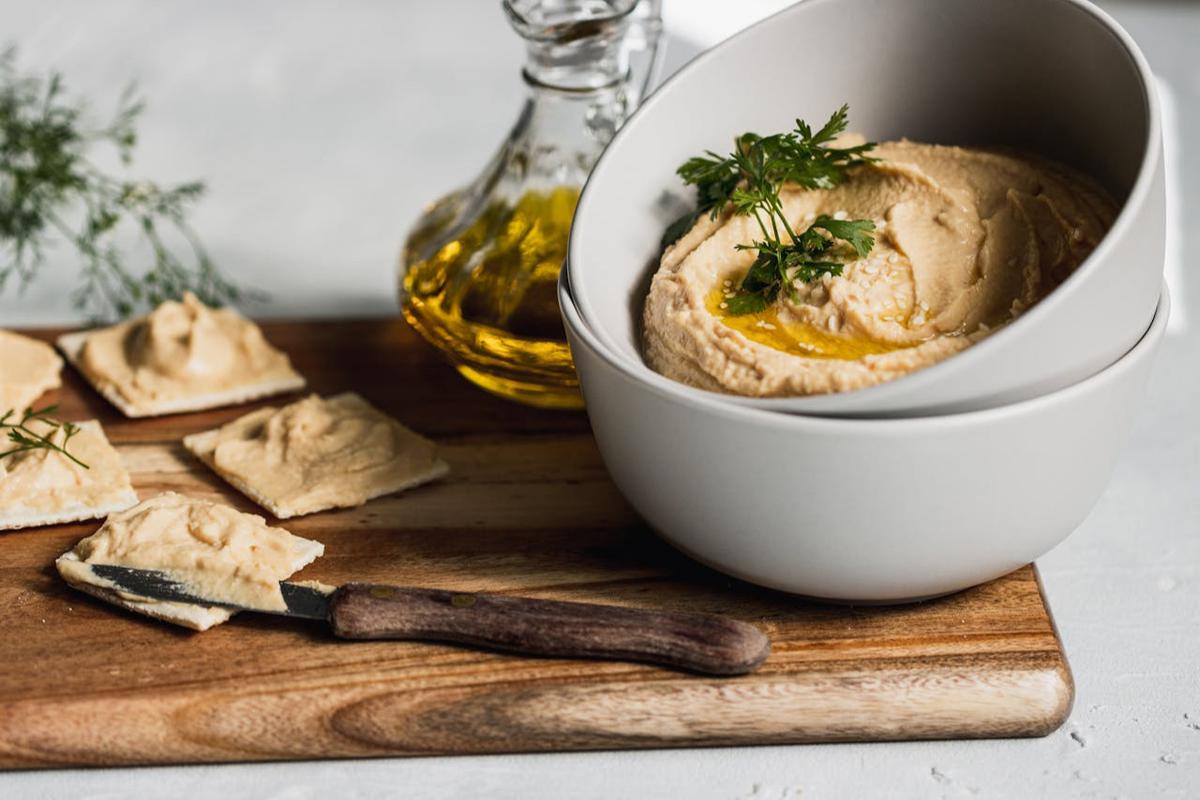 Ilustrasi Crackers dan Hummus