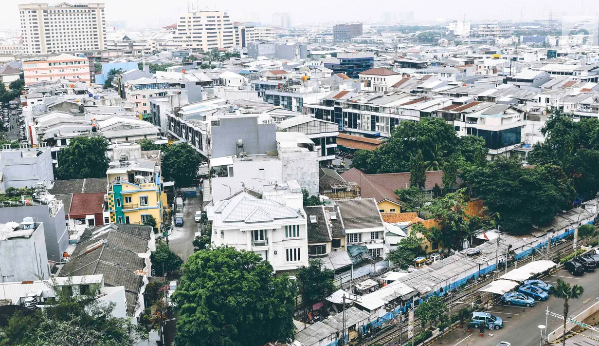 Pemandangan permukiman dan perkantoran dilihat dari kawasan Mangga Dua Jakarta, Kamis (8/11). Berdasarkan survei Euromonitor International, Jakarta akan menjadi kota paling padat di dunia pada 2030. (Liputan6.com/Immanuel Antonius)