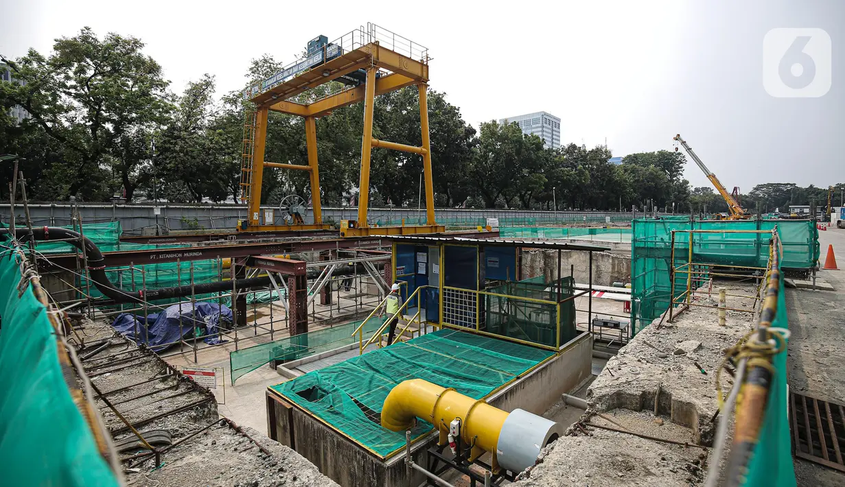<p>Konstruksi pembangunan proyek MRT Fase 2 di Monas, Jakarta, Selasa (20/9/2022). Fase 2B memiliki total panjang jalur sekitar enam kilometer. (Liputan6.com/Faizal Fanani)</p>
