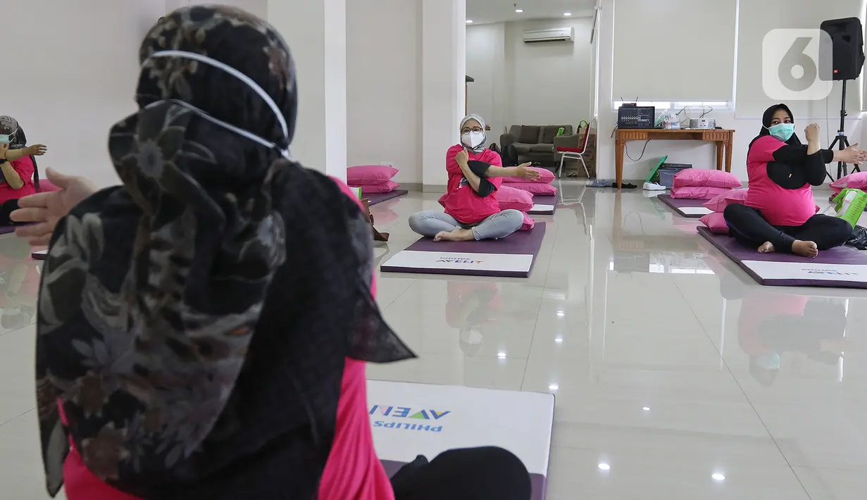 Peserta kelas senam kehamilan mengikuti gerakan yang diberikan oleh instruktur di Rumah Sakit Ibu dan Anak Tambak, Jakarta, Sabtu (10/04/2021). Senam untuk ibu hamil mulai dilaksanakan secara offline setelah para petugas medis menerima vaksinasi Covid-19. (Liputan6.com/Herman Zakharia)