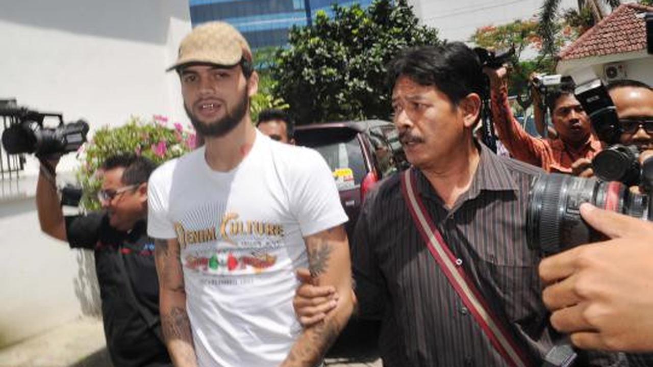 Tangan diborgol, Diego Michiels tiba di Kejari Jakpus