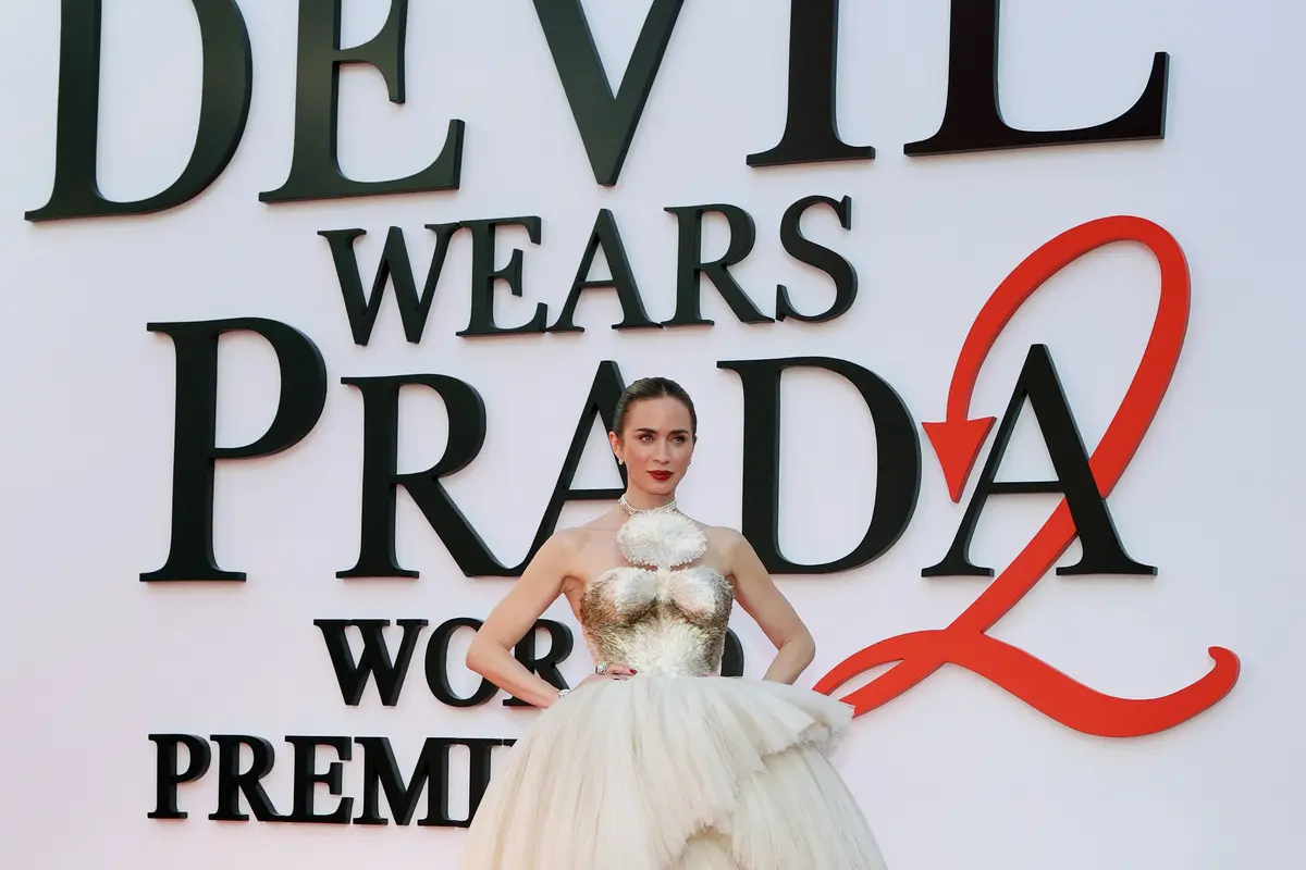 Emily Blunt Tampil Stunning di World Premiere The Devil Wears Prada 2, Pakai Ball Gown yang Dikerjakan Selama 4.000 Jam