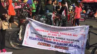 Relawan Gempita mengumpulkan sejuta tanda tangan di kegiatan Car Free Day. (Muhammad Radityo Priyasmoro/Liputan6.com)