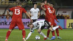 Timo Werner dan kawan-kawan langsung mengambil inisiatif serangan saat laga dimulai dengan mengurung pertahanan Makedonia Utara. (AP/Boris Grdanoski)