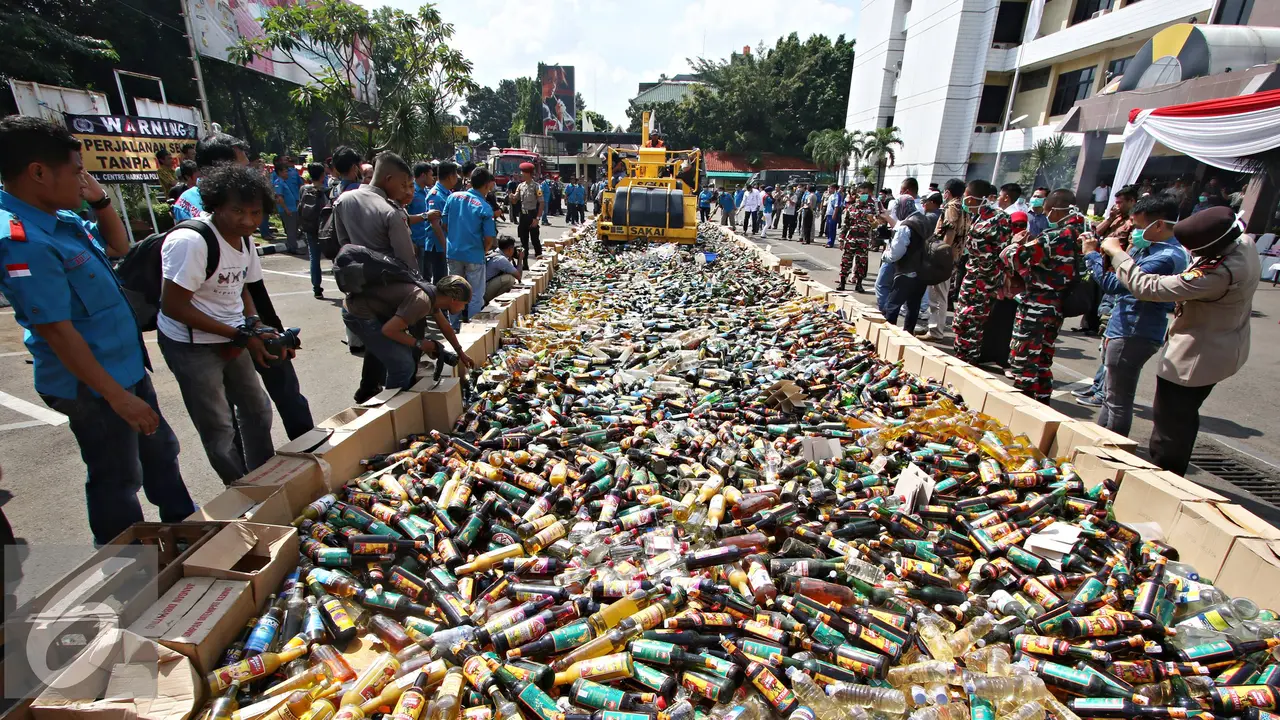 Ribuan Botol Miras Dilindas Jelang Ramadan 