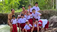 Kisah Pak Guru Najib, Bertaruh Nyawa di Arus Sungai Demi Mimpi Anak-Anak Bainaa Barat
