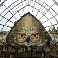 Seniman asal Indonesia yang karya mural-nya sudah mendunia ini bahkan telah disejajarkan dengan seniman asal Inggris, Bansky lho.
