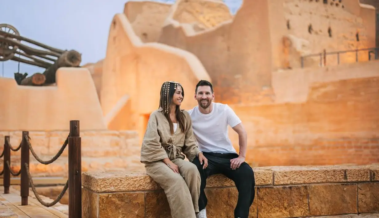 Salah satu foto curi atensi saat sang istri, Antonella Roccuzzo mengenakan headpiece tradisional Arab, yakni Hama.  [Foto: Twitter/saudigazette]