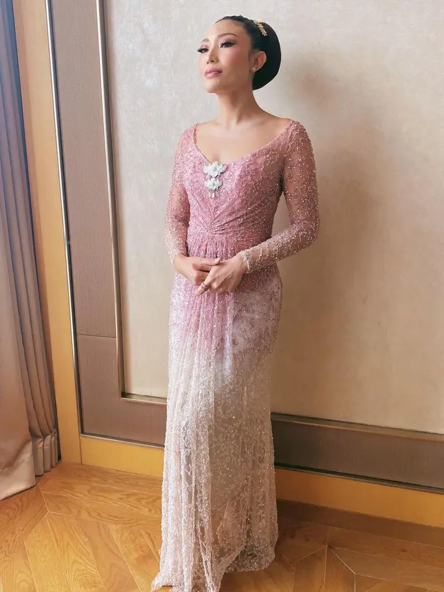 6 Inspirasi Kebaya Dress Artis untuk Hari Kartini, dari Ayu Dewi, Cinta Laura, hingga Nabila Syakieb