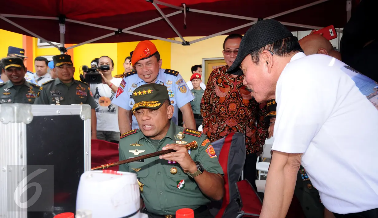 Panglima TNI Jenderal TNI Gatot Nurmantyo (tengah) melihat hasil pengambilan gambar film ”I Leave My Heart In Lebanon-Garuda 23” di Halim Perdanakusuma, Jakarta, Jumat (29/7). Film bertema misi perdamaian pasukan TNI. (Liputan6.com/Helmi Fithriansyah)