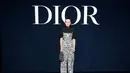 Bella Ramsey tampil dengan Dior patterned jumpsuit warna hitam putih dan mini version of Dior D-Lite bag.  [Dok/Dior].