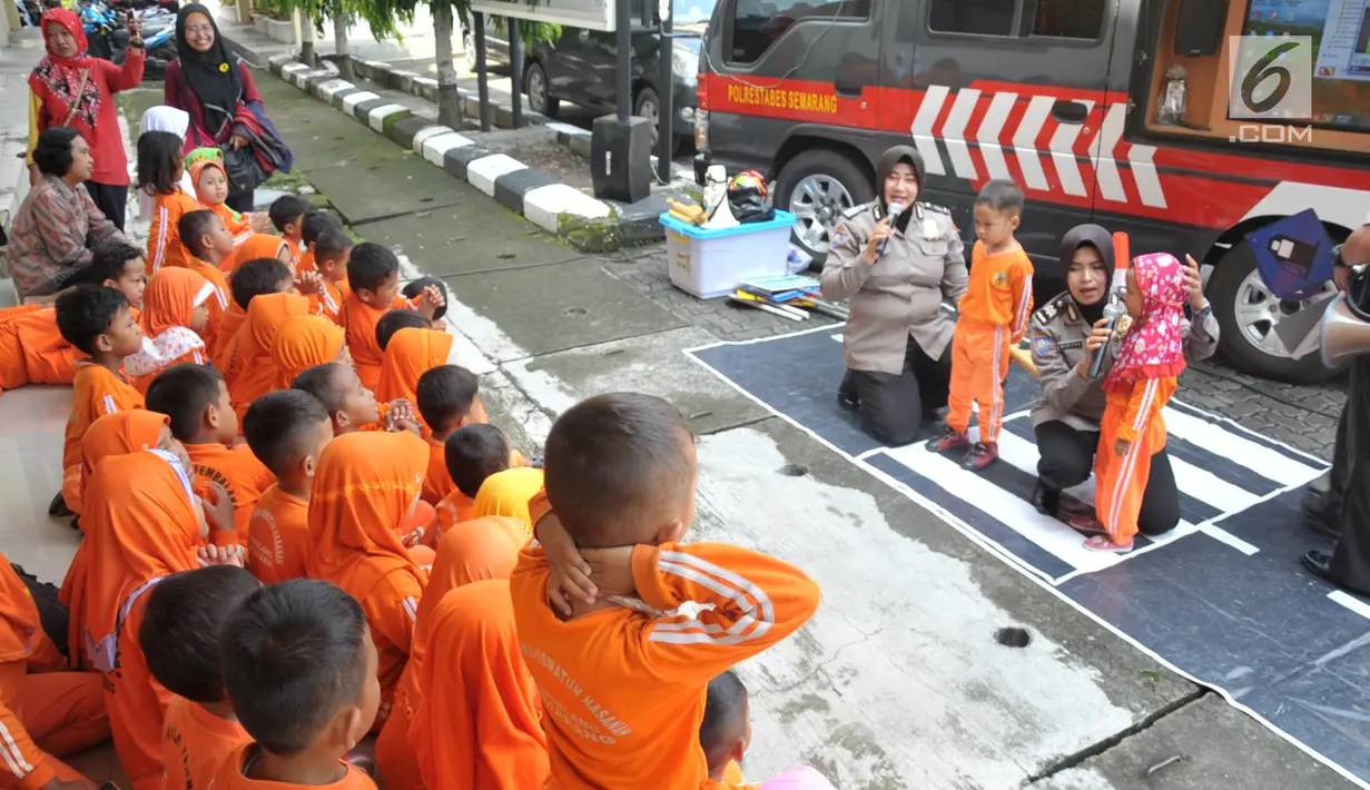 Polisi wanita (polwan) mengajarkan tertib lalu-lintas kepada anak-anak TK ABA Uswatun Hasanah Tembalang saat kunjungan ke Polrestabes Semarang, Selasa (9/4). Acara ini wujud nyata kepedulian Polri kepada masyarakat khususnya anak-anak. (Liputan6.com/Gholib)