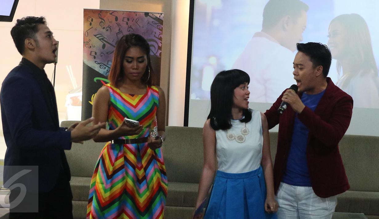 Penyanyi Dangdut D'Academy, Danang, membawakan lagunya seusai peluncuran Album VCD Karaoke di Jakarta, Kamis (6/10). Bintang-Bintang Dangdut Academy Indosiar  merilis vcd karaoke bertajuk D'Acadamy Hits Collection. (Liputan6.com/Herman Zakharia)