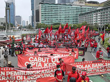 Ribuan buruh menggelar peringatan Hari Buruh Internasional atau May Day di Bundaran HI menunju Istana Negara, Jakarta, Senin (1/5/2023). (Liputan6.com/Faizal Fanani)