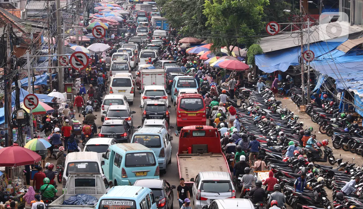 Suasana kendaraan yang terjebak kemacetan di Pasar Kebayoran Lama, Jakarta, Jumat (22/5/2020). Meski DKI Jakarta tengah memberlakukan PSBB, masih banyak masyarakt yang menyerbu Pasar Kebayoran Lama untuk berbelanja kebutuhan Lebaran. (Liputan6.con/Angga Yuniar)