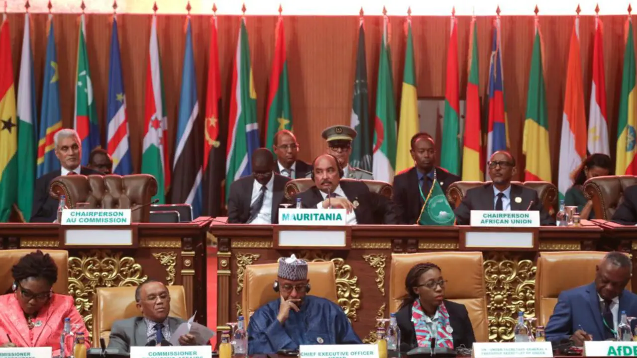 Presiden Mauritania Mohamed Ould Abdel Aziz (atas tengah) dan para pejabat lainnya mengikuti sesi paripurna Pertemuan Kepala Negara dan Kepala Pemerintahan Uni Afrika ke-31, di Nouakchott, Mauritania, 1 Juli 2018. (AFP)