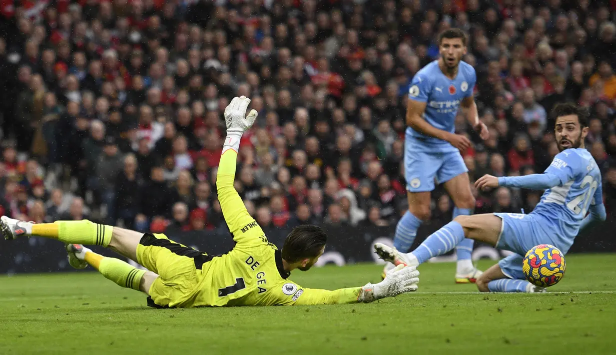 David De Gea. Meski harus kebobolan dua gol, namun aksi-aksinya mampu menghindarkan Manchester United dari kekalahan yang lebih besar. Tercatat 5 penyelamatan gemilang berhasil dilakukannya. Layak diberi nilai 7. (AFP/Oli Scarff)