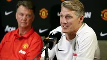 Gelandang Manchester United (MU), Bastian Schweinsteiger, bersama manajer Louis van Gaal, saat jumpa pers menjelang laga melawan Wolfsburg, pada matchday keenam Liga Champions, Selasa (8/12/2015). (Bild)