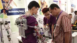 Pengunjung mengamati karya sains dan riset para peneliti maupun inovator di Indonesia Science Expo 2019, ICE BSD, Tangerang, Kamis (24/10/2019). Ajang kelima yang digelar oleh LIPI menampilkan 150 proyek penelitian dari 11 negara partisipan dan berlangsung hingga 26 Oktober. (merdeka.com/Arie Basuki