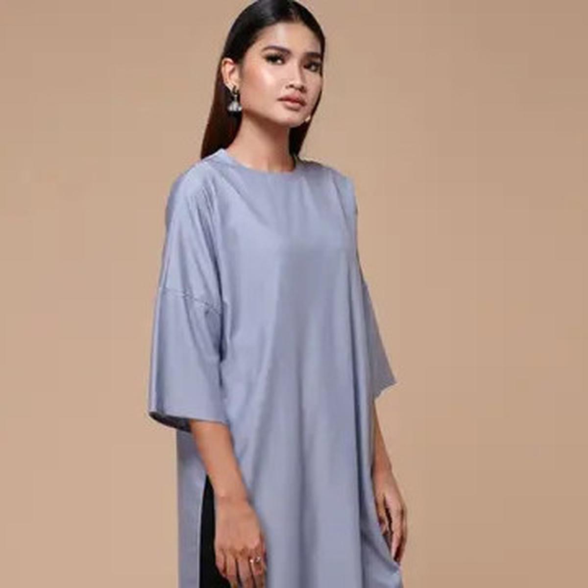 Tubuh Pendek Apakah Cocok Pakai Tunik Panjang? Ternyata Ini Kuncinya Biar Enggak Terlihat Tenggelam