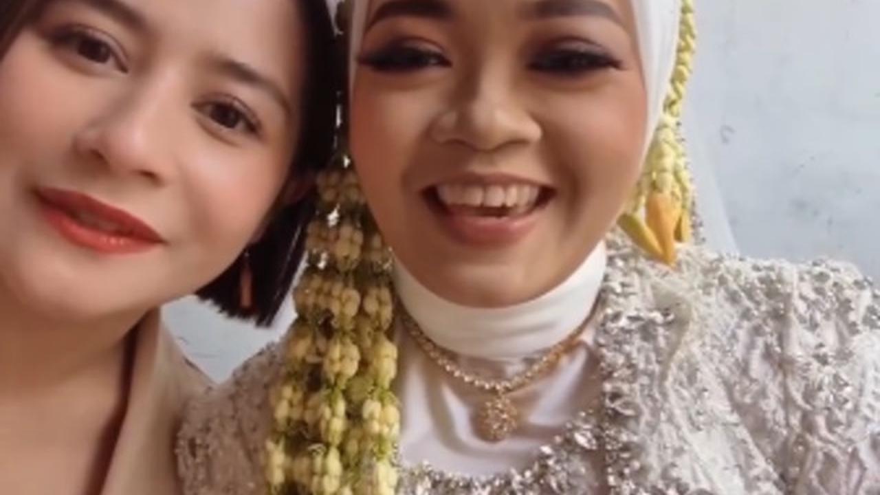 Potret Prilly Latuconsina Jadi Pengiring Pengantin di Nikahan Fans, Banjir Pujian