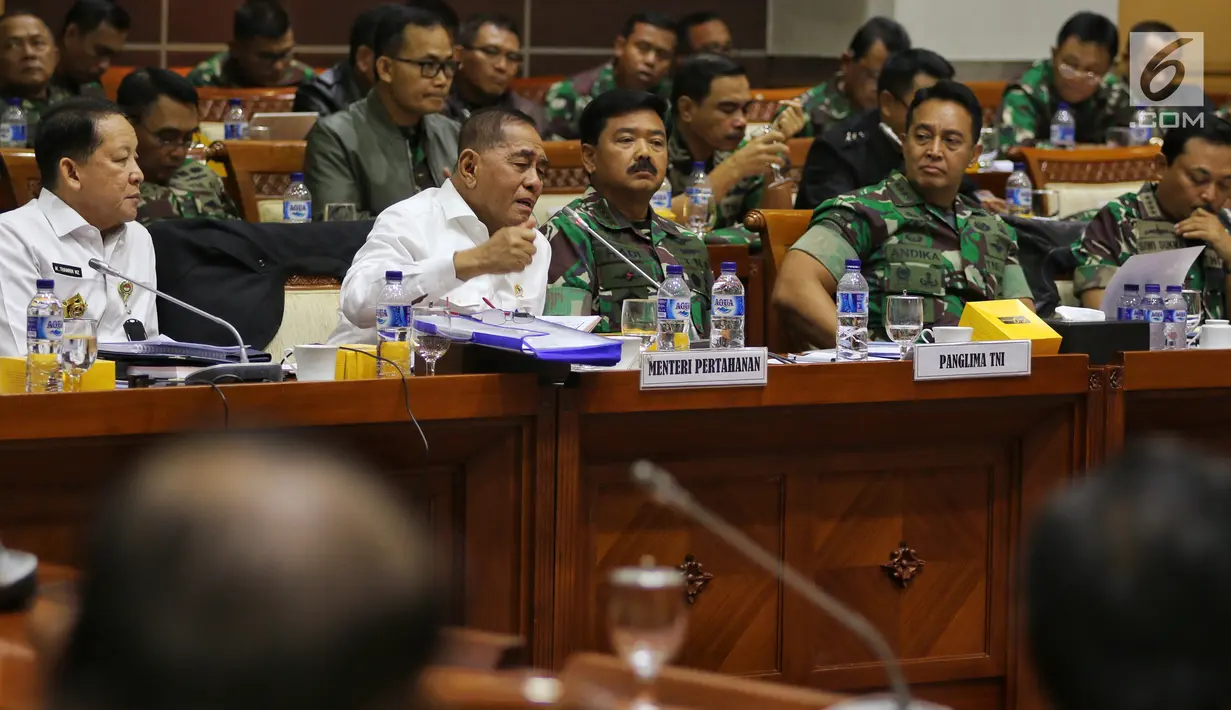Menhan Ryamizard Ryacudu bersama Panglima TNI Marsekal TNI Hadi Tjahjanto rapat kerja dengan Komisi I DPR, Jakarta, Rabu (23/1). Rapat juga membahas pembahasan isu-isu aktual di bidang pertahanan keamanan. (Liputan6.com/JohanTallo)